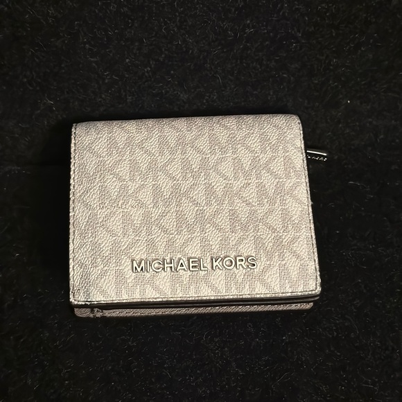 Michael Kors Billfold Wallet - Picture 1 of 16